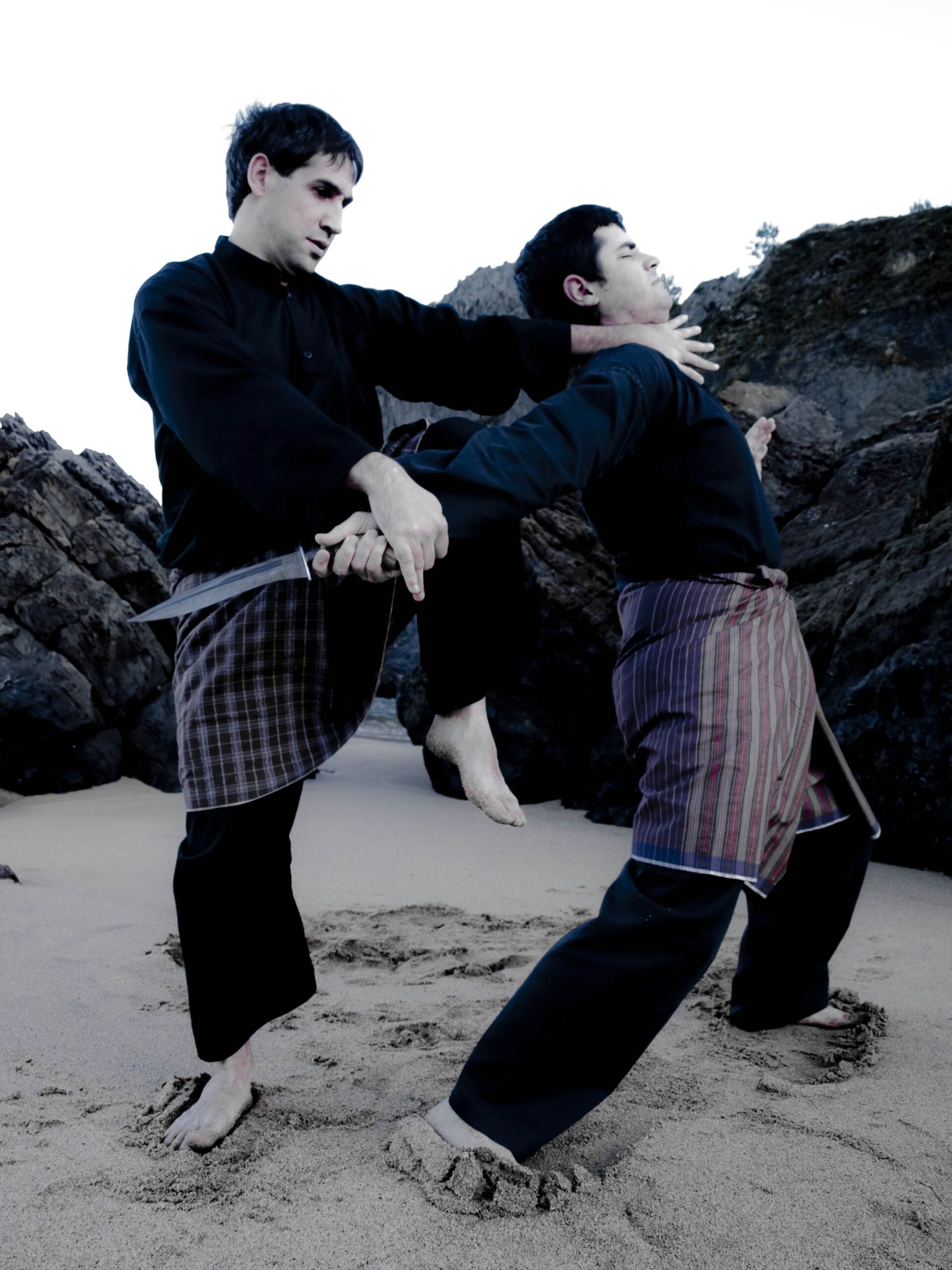 Técnica de defensa de Pencak Silat en la playa de Laga