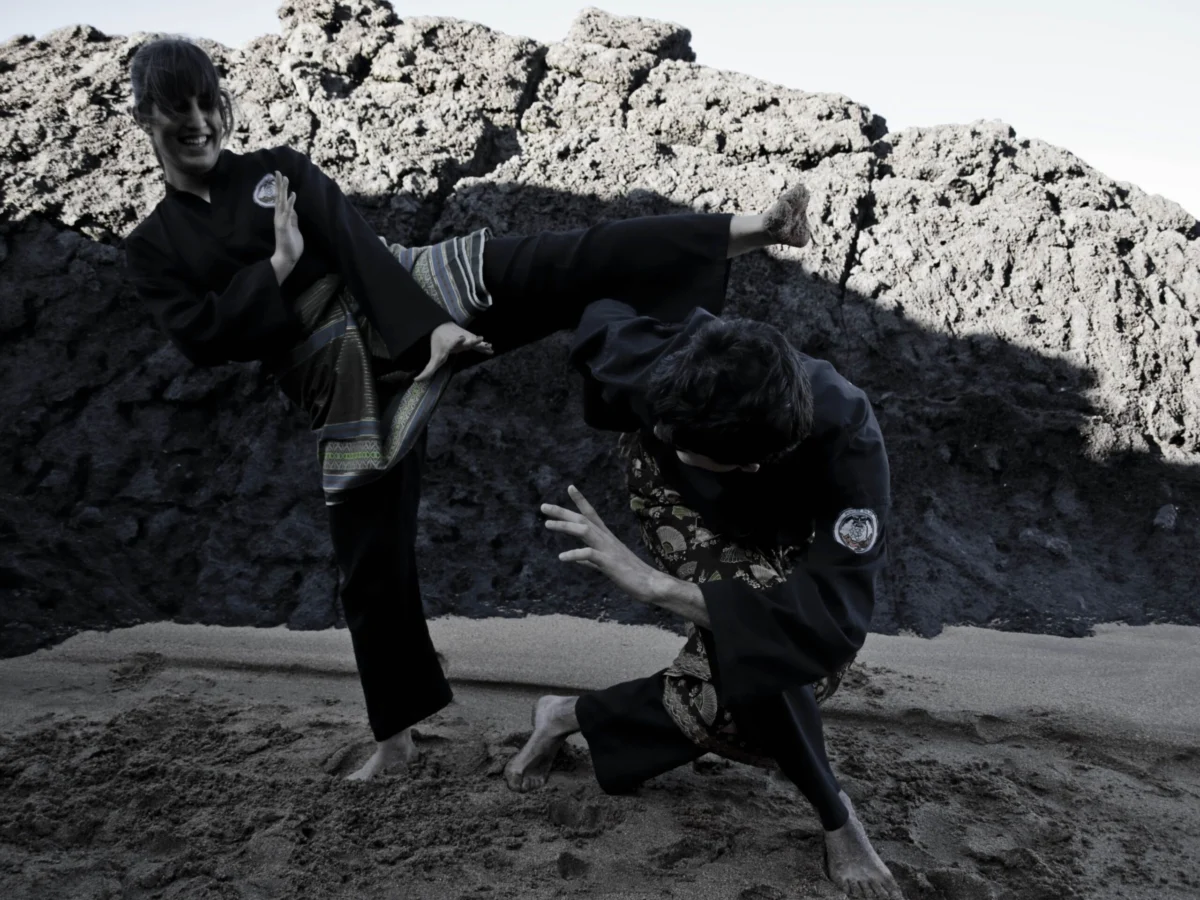 Entrenamiento de Pencak Silat en la playa de Laga
