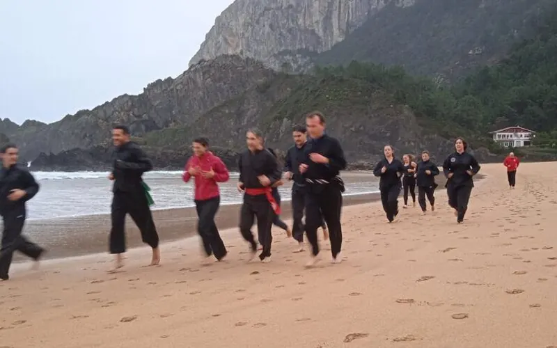 Entrenamiento de Pencak Silat en la playa de Laga